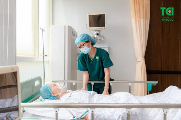 Theo dõi hậu phẫu sau khi phẫu thuật đục thủy tinh thể