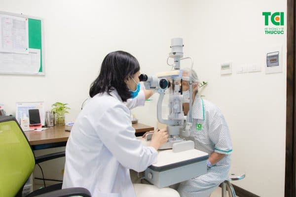 Đi khám vì mắt kém, nhìn mờ, bác Nguyễn Thị Thúy được chẩn đoán đục thủy tinh thể độ 3, thị lực 1/10