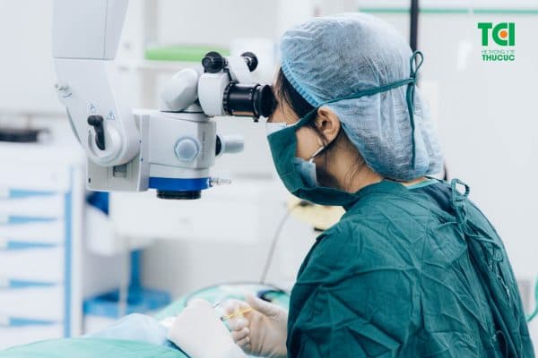 giá mổ mắt đục thủy tinh thể