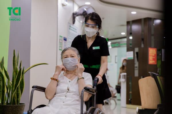 giá mổ mắt đục thủy tinh thể