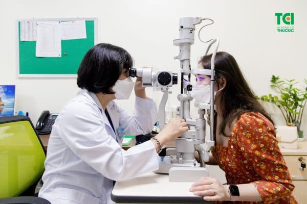 Khám mắt ngay khi phát hiện dấu hiệu bất thường và khám định kỳ từ 1-2 lần/năm