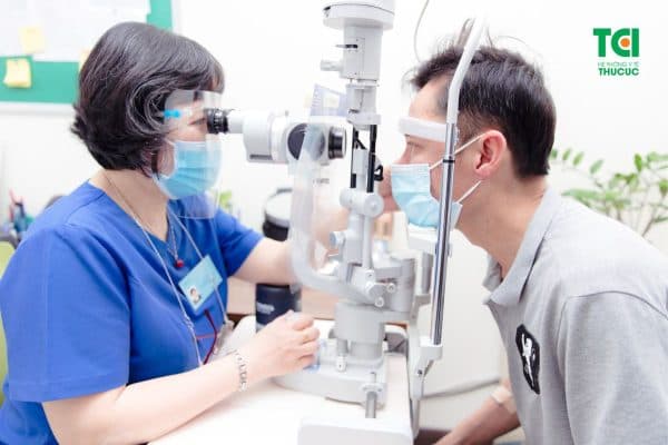 Những người có yếu tố nguy cơ như mắc tiểu đường, cao huyết áp, gia đình có tiền sử mắc bệnh... cần thăm khám ngay