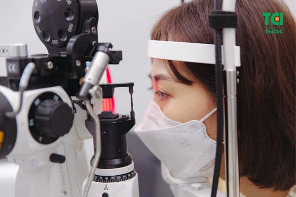 Người trưởng thành cần khám mắt thường xuyên, định kỳ ít nhất 1-2 lần/năm