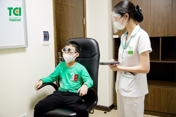 Trẻ nhỏ dưới 10 tuổi cần được khám mắt sớm để ngăn ngừa hoặc khắc phục các tật khúc xạ từ sớm