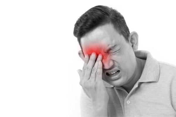 Khám mắt cần được thực hiện ngay khi phát hiện các dấu hiệu bất thường ở mắt như nhìn mờ, đau, nhức mỏi mắt...