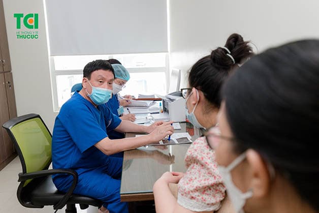 Khi gặp những biểu hiện bất thường, bạn cần thăm khám, tham khảo ý kiến bác sĩ để biết chắc nguyên nhân có đến từ việc kinh nguyệt bị rối loạn hay không