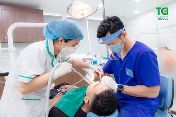 Bác sĩ tiến hành nhổ răng khôn cho anh H bằng máy siêu âm Piezotome