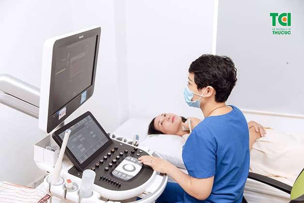 Khám, kiểm tra sức khỏe định kỳ giúp chị em nắm bắt rõ các vấn đề, sự thay đổi sinh lý, nội tiết của bản thân, có hướng cải thiện, khắc phục tình trạng rối loạn kinh nguyệt