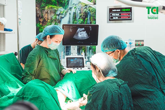 Phẫu thuật ngoại khoa loại bỏ các vấn đề bệnh lý gây rong kinh tiền mãn kinh là giải pháp nhanh chóng, hiệu quả nhất