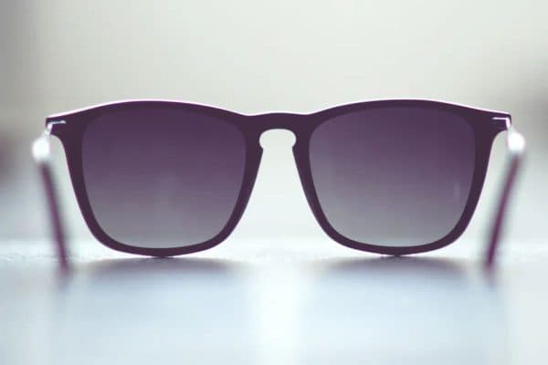 Đeo kính râm, kính bảo vệ mắt khi ra ngoài đường để chống khói bụi và tác hại của tia UV.