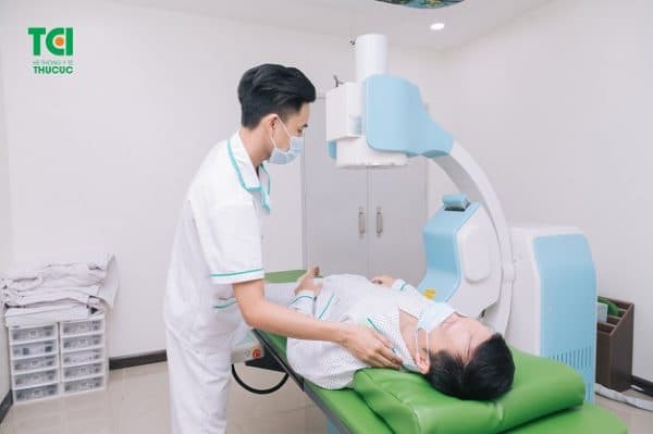 Bệnh nhân được hướng dẫn tư thế trong thời gian điều trị tán sỏi ngoài cơ thể