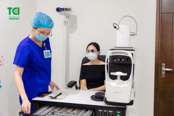 Đo và cắt kính là một trong những phương pháp thường được áp dụng để cải thiện tình trạng viễn thị