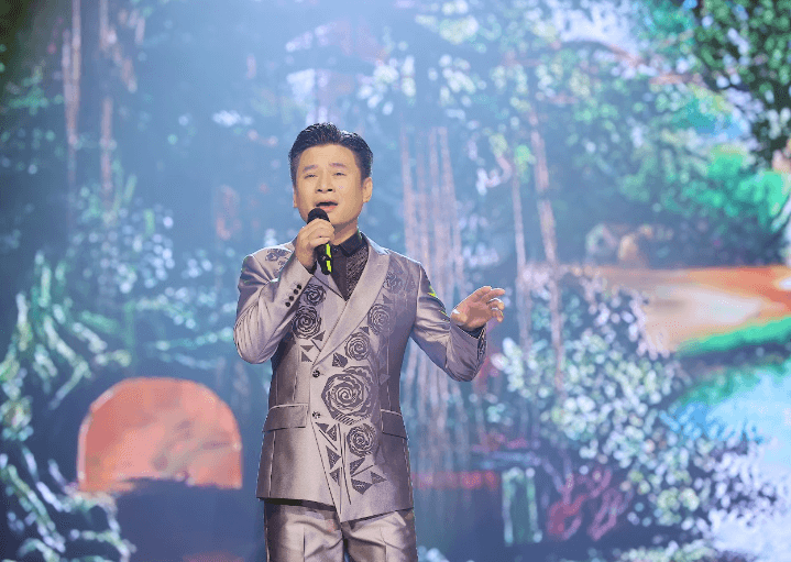 Những khán giả trung thành của NSUT Tấn Minh vẫn mong chờ những bản hit của giọng ca lãng tử trên sân khấu TCI Concert