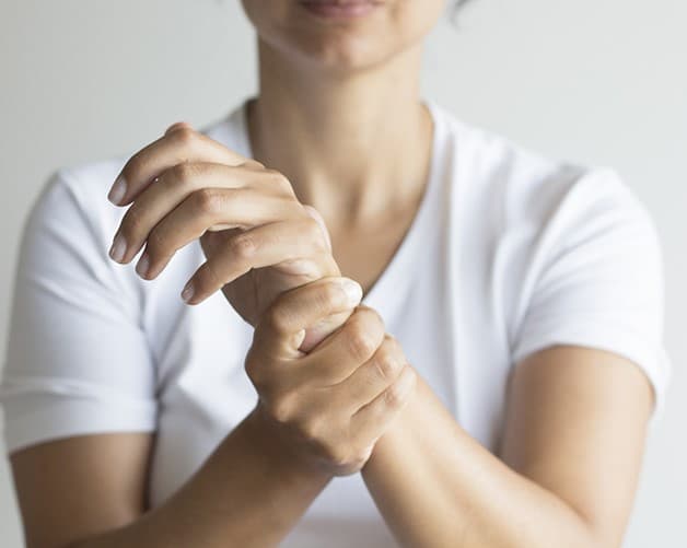 Tê nhức bả vai, cánh tay và bàn tay cũng là một biểu hiện ở gai đốt sống cổ