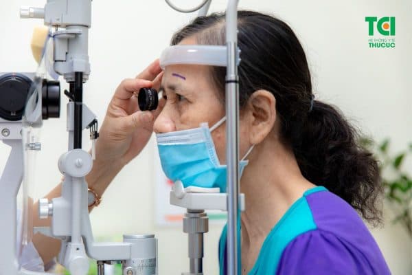 Sử dụng kính điều chỉnh thị lực để cải thiện tình trạng nhìn mờ, suy giảm thị lực do điểm vàng bị thoái hóa