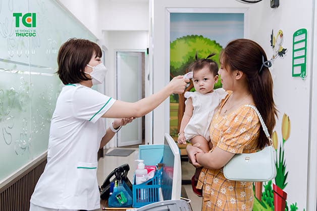 Sau tiêm, trẻ cần được theo dõi và kiểm tra sức khỏe để đảm bảo không gặp phải những phản ứng phụ như sốt, nổi ban đỏ,...