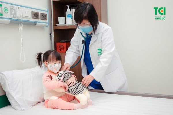 trẻ bị viêm amidan cấp