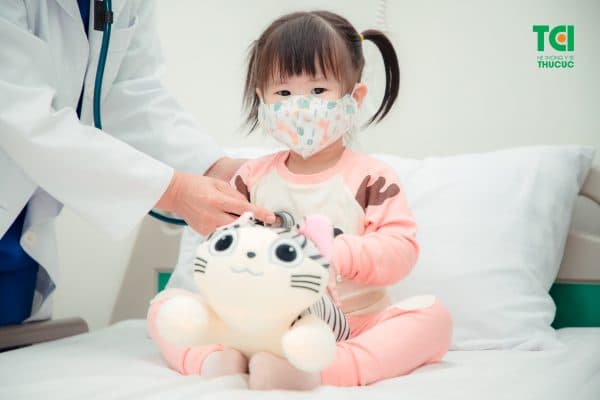 trẻ bị viêm amidan cấp