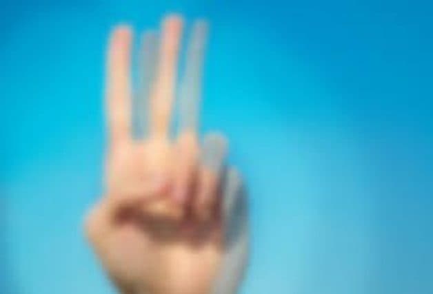 Suy giảm thị lực 1 mắt hoặc 2 mắt là một trong 5 dấu hiệu điển hình của viêm gai thị thần kinh