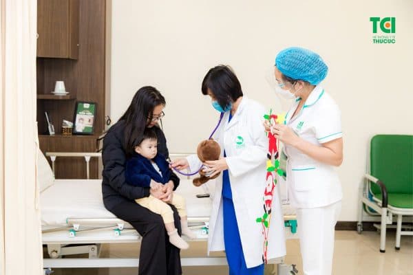 Bé được chỉ định nhập viện để điều trị viêm phế quản RSV+ với phác đồ hạn chế kháng sinh