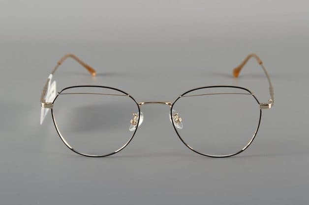 Để cải thiện triệu chứng viễn thị, người bệnh có thể đeo kính gọng hoặc kính áp tròng