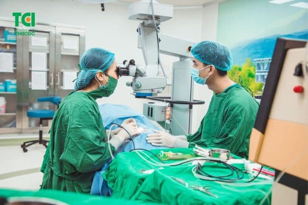 Phẫu thuật để điều chỉnh cơ mi mắt bị sụp giúp lấy lại tầm nhìn cho người bệnh