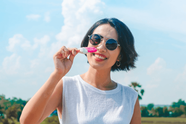 Đeo kính bảo vệ mắt khi ra ngoài đường hoặc tiếp xúc trực tiếp với ánh mặt trời để phòng ngừa mộng thịt và biến chứng mộng thịt