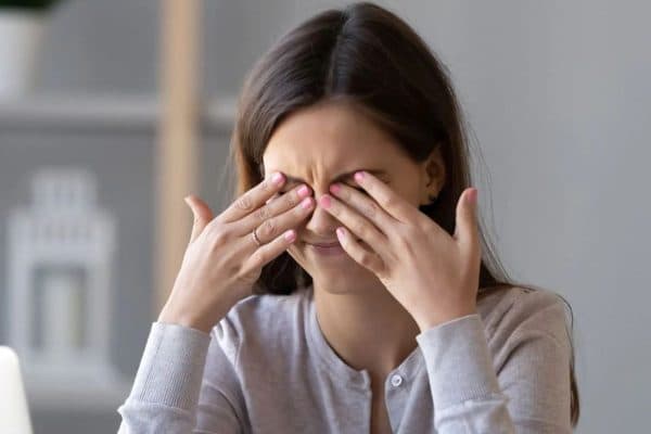 Người bệnh mắc viêm bờ mi có thể dễ dàng nhận biết bệnh thông qua các dấu hiệu như đau rát, sưng đỏ mí mắt...