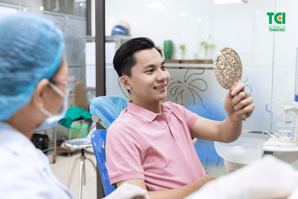 Khám nha khoa và lấy cao răng định kỳ để kiểm soát sức khỏe răng miệng