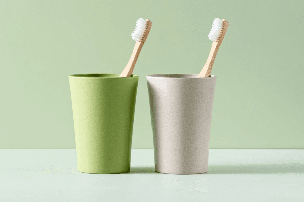 Chải răng, súc miệng... đều đặn mỗi ngày là một trong những cách chăm sóc răng tại nhà dễ áp dụng