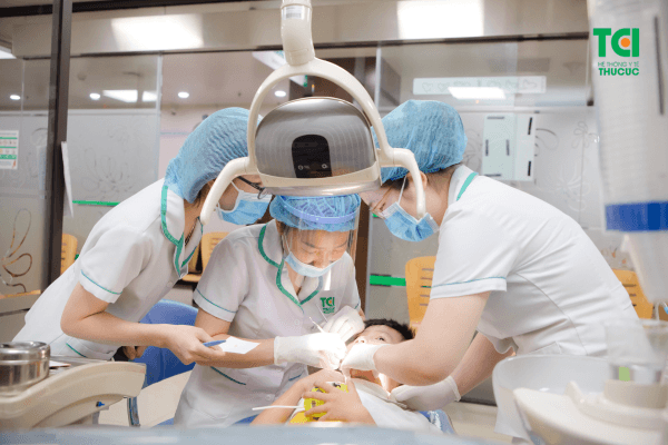 Hàn trám là một trong những cách chữa răng bị sâu trong trường hợp men răng và ngà răng bị tổn thương nhiều 