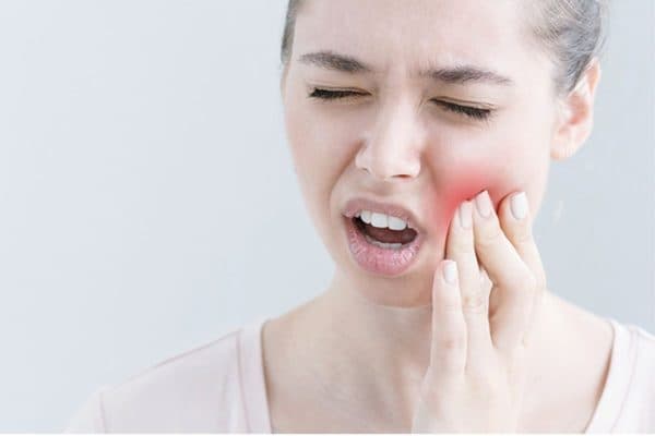 Sâu răng không được điều trị có thể dẫn tới viêm nha chu, viêm tủy răng, sâu răng...