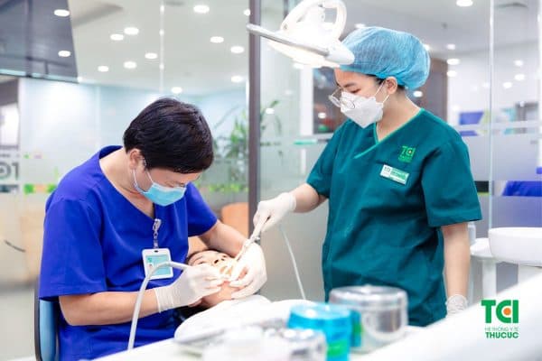 Lấy cao răng định kỳ từ 3-4 lần/năm để làm sạch mảng bám, cao răng ở các khu vực bàn chải khó vệ sin