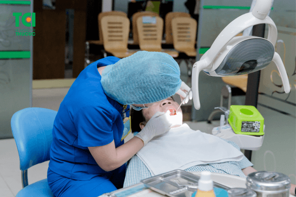 Chích rạch dẫn lưu mủ hoặc cấy ghép vạt lợi là những cách trị viêm lợi chân răng thường được áp dụng