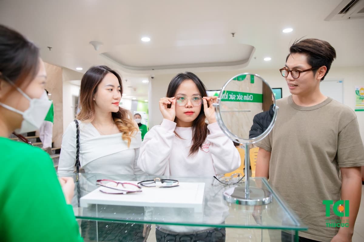 Nên chú ý những gì khi đi cắt mắt kính cận?