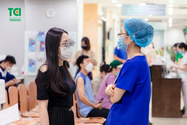 cắt mắt kính cận