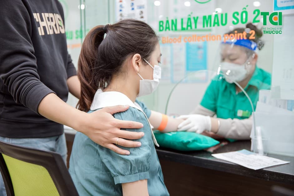 Đi khám thai lần đầu cần chuẩn bị gì? Các mẹ cần nhịn ăn sáng trước mỗi buổi khám có thực hiện xét nghiệm máu