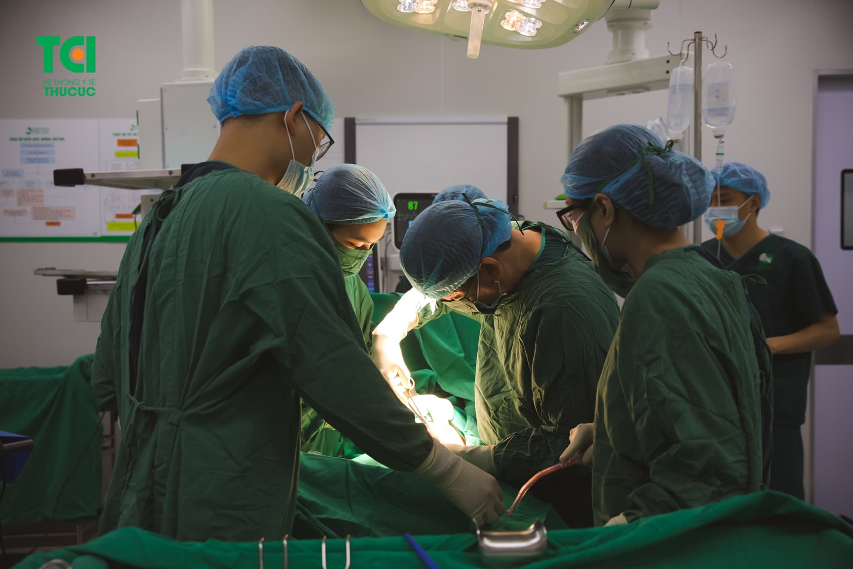 Phẫu thuật mổ mở khá phức tạp, đòi hỏi tay nghề chuyên môn cao cũng như phải đáp ứng đầy đủ về điều kiện cơ sở vật chất, thiết bị y tế