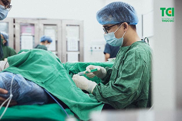 Đau lưng sau khi mổ đẻ là tình trạng thường gặp ở nhiều sản phụ