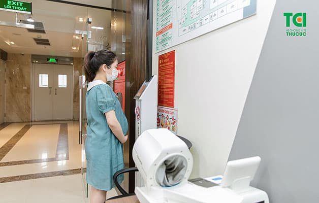 Những cơn đau lưng sau đẻ mổ có thể là di chứng của việc cơ thể của người mẹ tăng cân quá nhanh, trọng lượng dồn về trước, gây áp lực cho cột sống