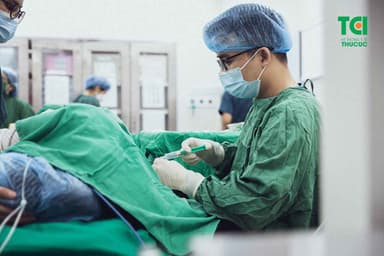 Phụ nữ bị đau lưng sau khi mổ đẻ, khắc phục ra sao?