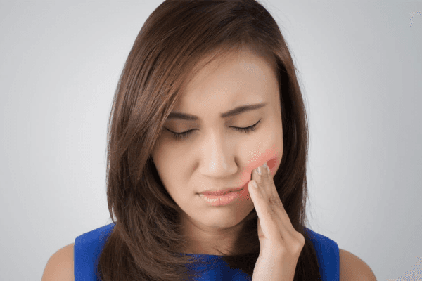 Đau răng số 6 có thể xảy ra do nhiều nguyên nhân như sâu răng, viêm nha chu, áp xe chân răng...