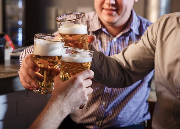 Lạm dụng rượu bia có thể làm khởi phát hoặc trầm trọng tình trạng bệnh