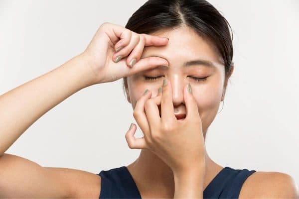Massage nhẹ nhàng bằng đầu ngón tay ở vùng mí mắt và chườm ấm để kích thích mao mạch lưu thông