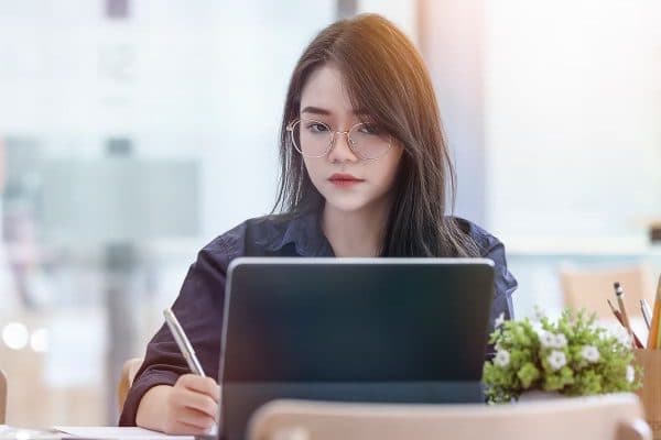 Đeo kính chống ánh sáng xanh khi làm việc thường xuyên trên các thiết bị điện tử