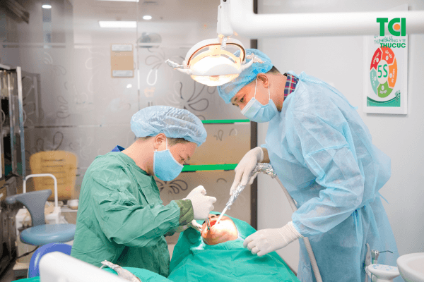 Quy trình phục hình răng implant được thực hiện bởi bác sĩ nha khoa chuyên môn cao