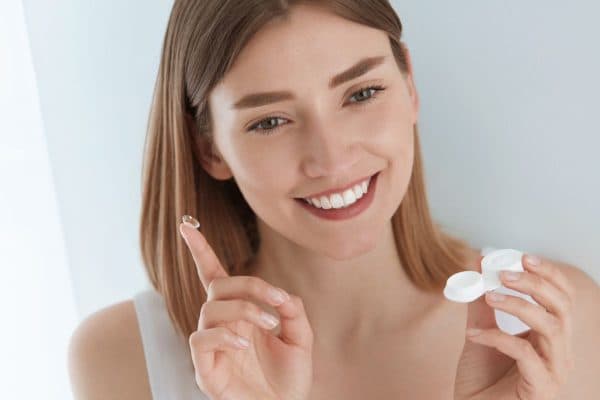 Hỗ trợ chữa cận thị bằng đeo kính áp tròng ban đêm là phương pháp thường được áp dụng hiện nay