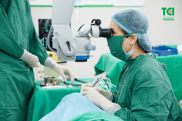 Chỉ định điều trị loạn dưỡng giác mạc phụ thuộc vào loại bệnh và triệu chứng, mức độ của từng người