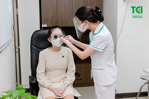 mắt bị tật viễn thị