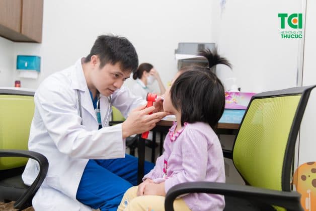 Khi dấu hiệu tưa miệng xuất hiện cần cho trẻ thăm khám với chuyên gia